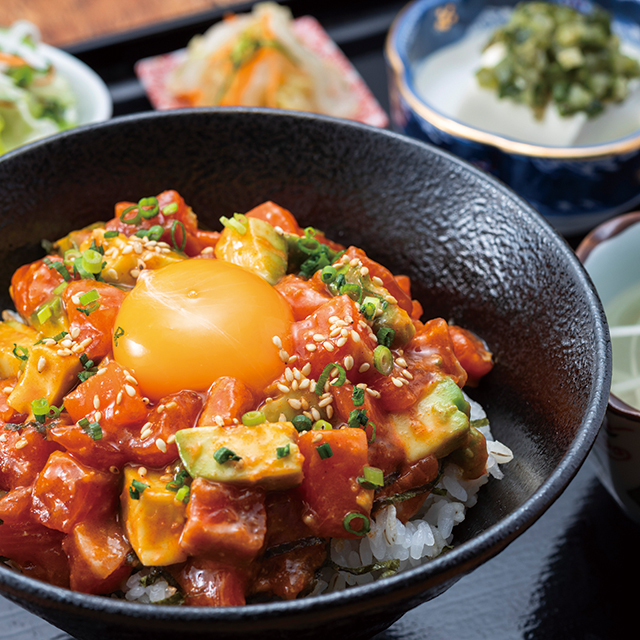 サーモンアボカドユッケ丼　1419円(税込)
