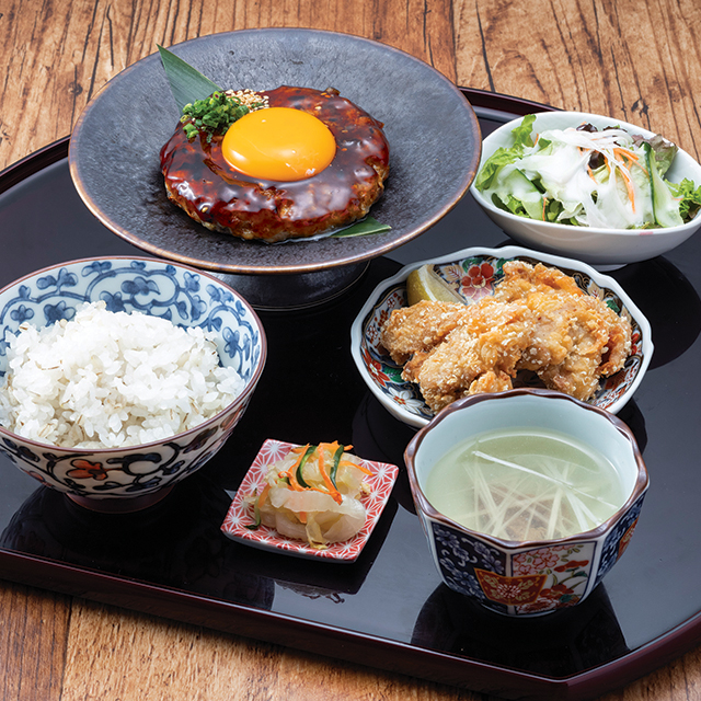 牛タンつくねと唐揚げ御膳　1210円(税込)