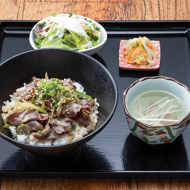 ネギ塩牛タン丼　1100円(税込)